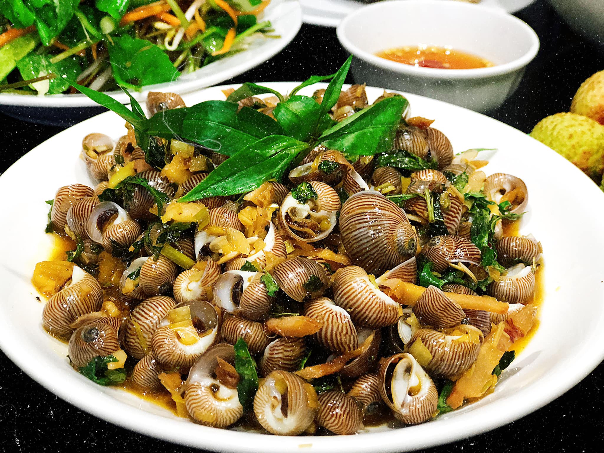 Mẹo nhỏ làm món ốc mỡ xào sả ớt thơm ngon nức mũi - Ảnh 1.