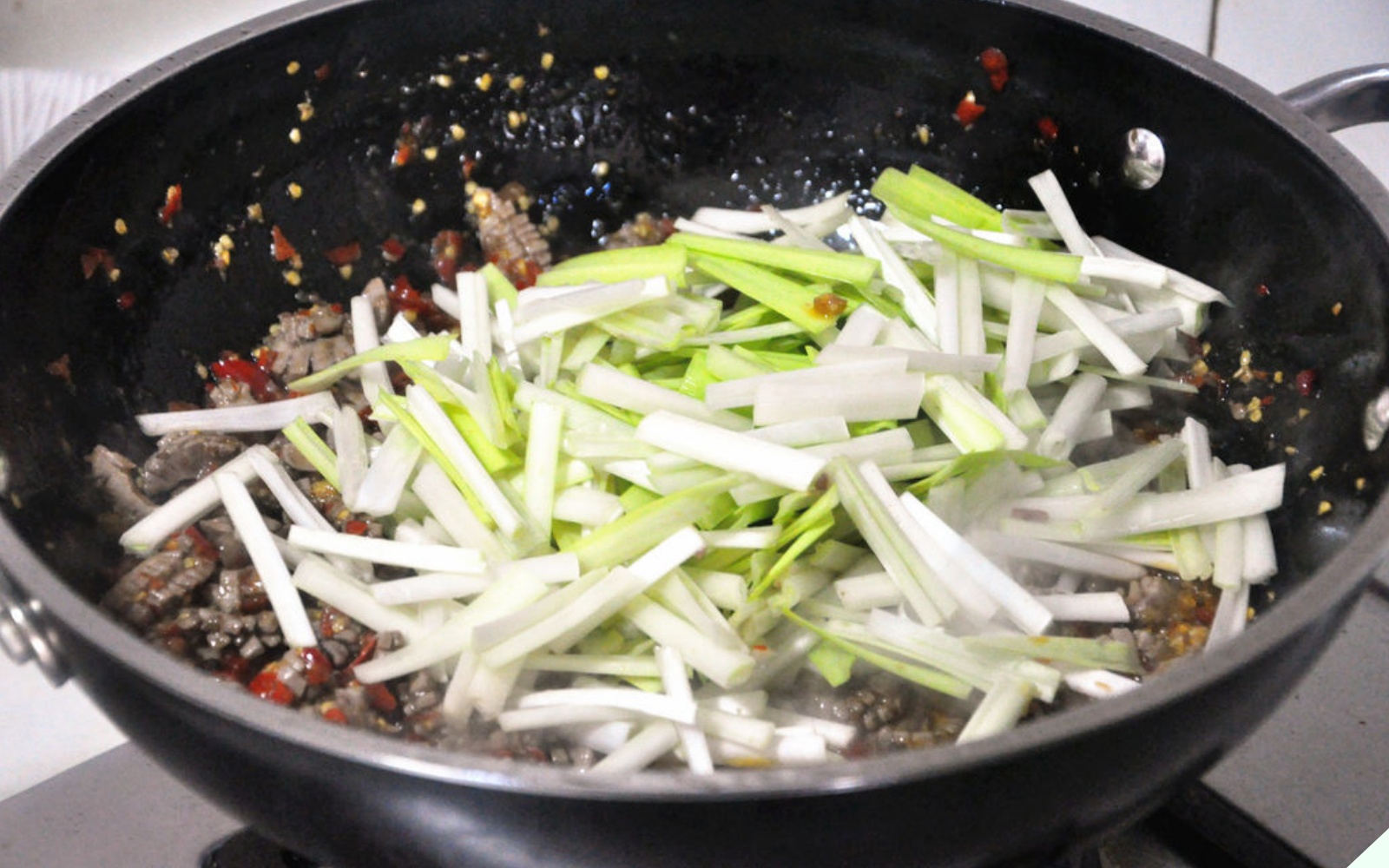 Cả con lợn chỉ có 4 lạng, mua về xào cho chồng ăn cực bổ thận, hải sâm cũng không tốt bằng - Ảnh 14.