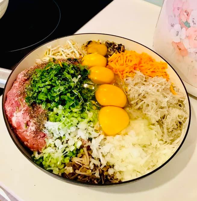 Tất tần tật bí quyết làm nem rán giòn rụm và pha nước chấm chuẩn vị. (bài Tết) - Ảnh 2. Tất tần tật bí quyết làm nem rán giòn rụm và pha nước chấm chuẩn vị. (bài Tết) - Ảnh 2.