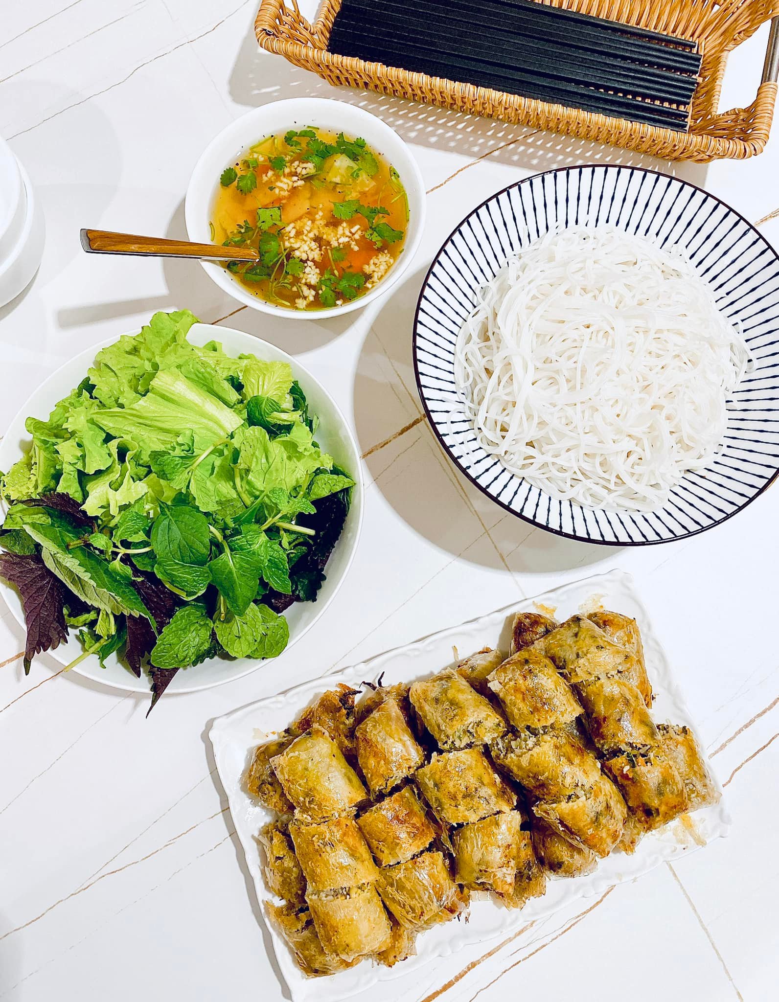 Tất tần tật bí quyết làm nem rán giòn rụm và pha nước chấm chuẩn vị. (bài Tết) - Ảnh 1. Tất tần tật bí quyết làm nem rán giòn rụm và pha nước chấm chuẩn vị. (bài Tết) - Ảnh 1.