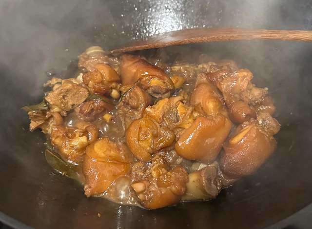 Một con lợn chỉ có 4 cái, bỏ vào nồi kho được món mềm mềm, dẻo dẻo ăn nhiều ấm suốt mùa đông - Ảnh 5.