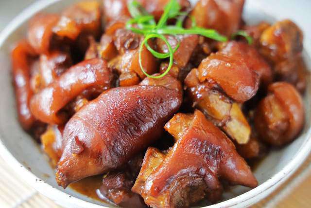 Một con lợn chỉ có 4 cái, bỏ vào nồi kho được món mềm mềm, dẻo dẻo ăn nhiều ấm suốt mùa đông - Ảnh 6.