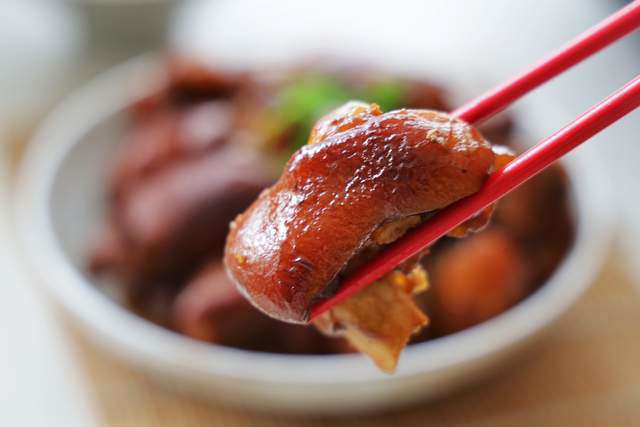 Một con lợn chỉ có 4 cái, bỏ vào nồi kho được món mềm mềm, dẻo dẻo ăn nhiều ấm suốt mùa đông - Ảnh 7.