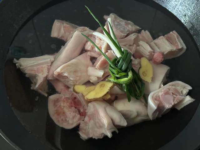 Một con lợn chỉ có 4 cái, bỏ vào nồi kho được món mềm mềm, dẻo dẻo ăn nhiều ấm suốt mùa đông - Ảnh 1.