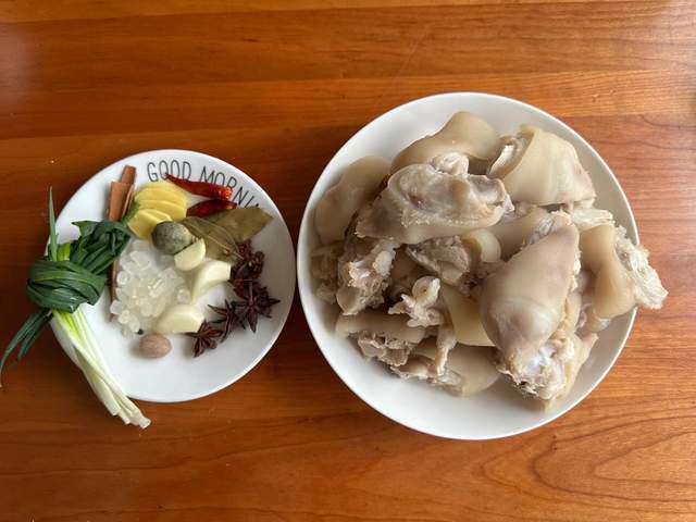 Một con lợn chỉ có 4 cái, bỏ vào nồi kho được món mềm mềm, dẻo dẻo ăn nhiều ấm suốt mùa đông - Ảnh 2.