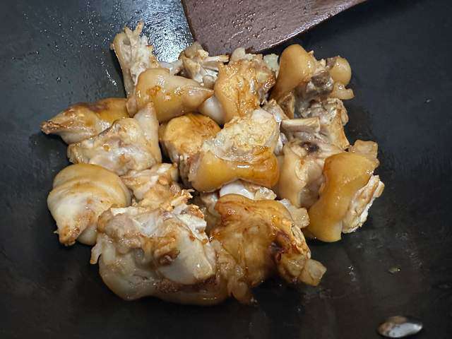 Một con lợn chỉ có 4 cái, bỏ vào nồi kho được món mềm mềm, dẻo dẻo ăn nhiều ấm suốt mùa đông - Ảnh 3.