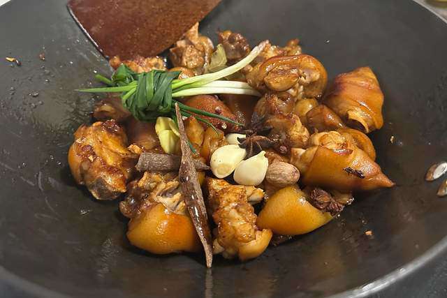 Một con lợn chỉ có 4 cái, bỏ vào nồi kho được món mềm mềm, dẻo dẻo ăn nhiều ấm suốt mùa đông - Ảnh 4.