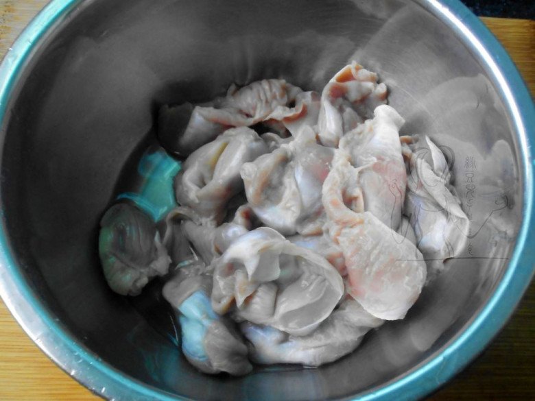 Cả con gà chỉ có 1 cái, đem xào với quả chua như giấm lại được món ngon không tưởng - Ảnh 1. Cả con gà chỉ có 1 cái, đem xào với quả chua như giấm lại được món ngon không tưởng - Ảnh 1.