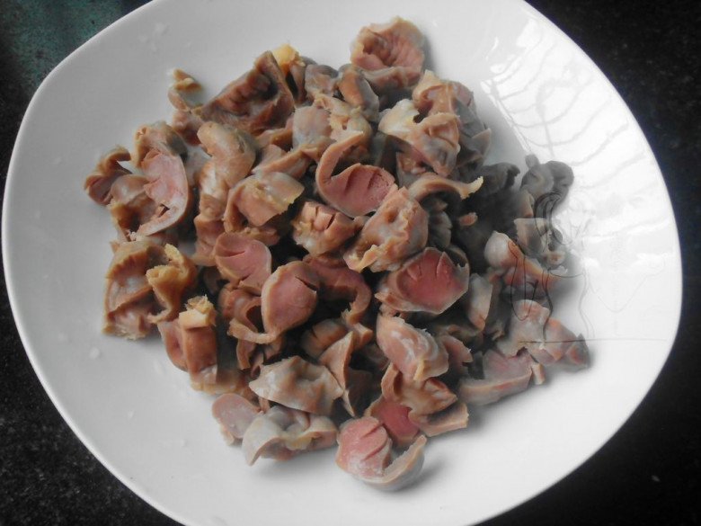 Cả con gà chỉ có 1 cái, đem xào với quả chua như giấm lại được món ngon không tưởng - Ảnh 4. Cả con gà chỉ có 1 cái, đem xào với quả chua như giấm lại được món ngon không tưởng - Ảnh 4.