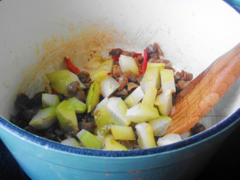 Cả con gà chỉ có 1 cái, đem xào với quả chua như giấm lại được món ngon không tưởng - Ảnh 5. Cả con gà chỉ có 1 cái, đem xào với quả chua như giấm lại được món ngon không tưởng - Ảnh 5.