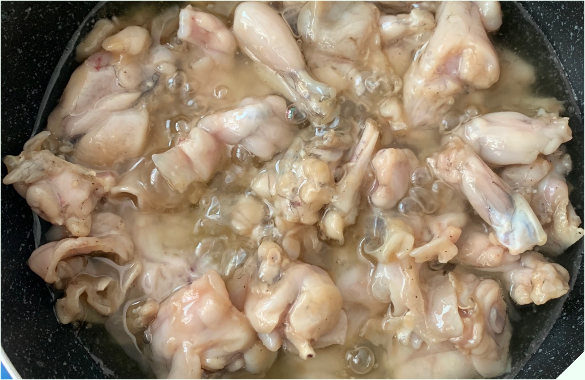 Đi chợ gặp loại thịt được ví như “vị thuốc mùa đông” mua về nấu cùng quả dài ngoằng thành món cay cay, lớn nhỏ - Ảnh 13.