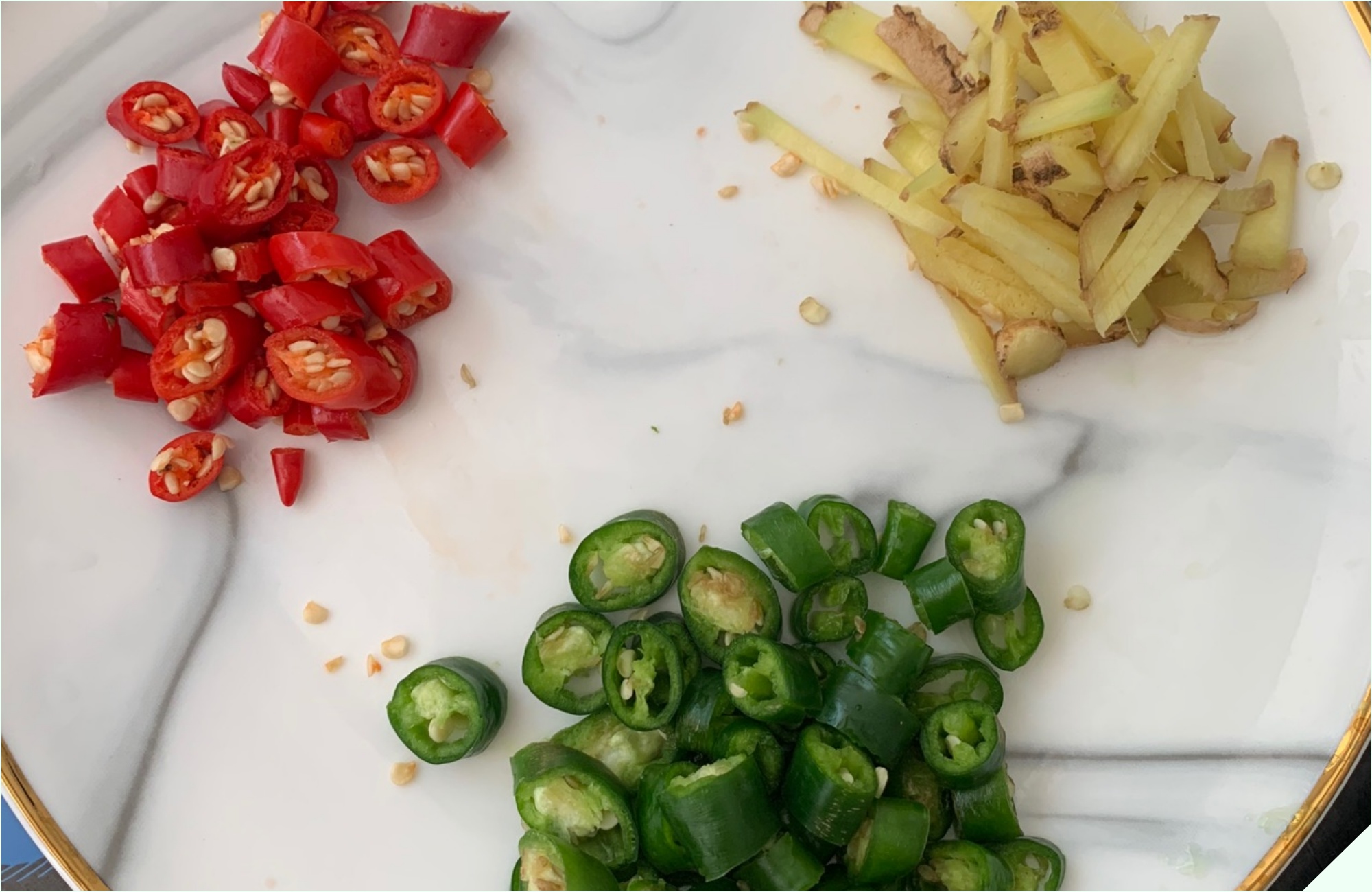 Đi chợ gặp loại thịt được ví như “vị thuốc mùa đông” mua về nấu cùng quả dài ngoằng thành món cay cay, lớn nhỏ - Ảnh 9.