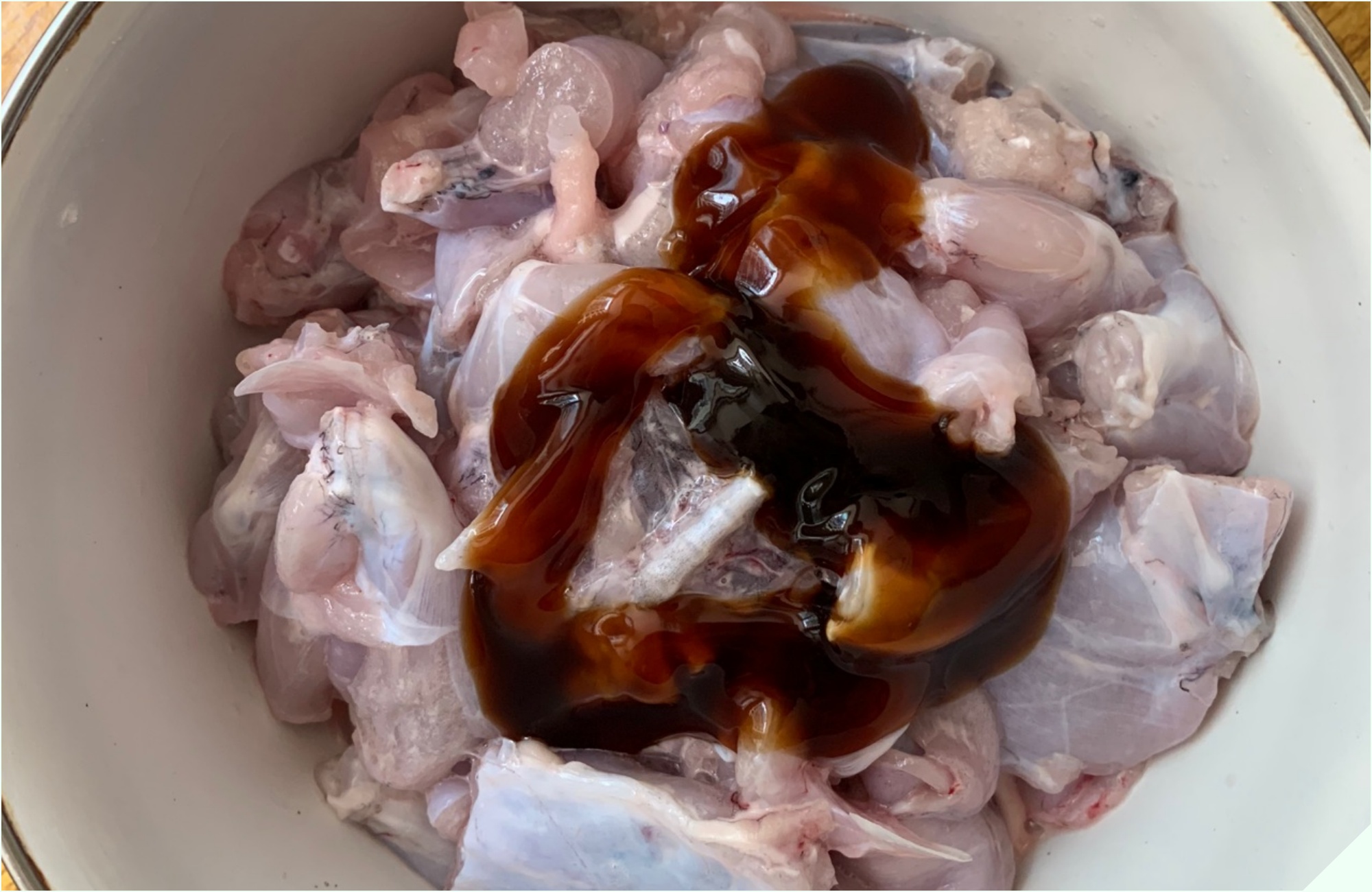 Đi chợ gặp loại thịt được ví như “vị thuốc mùa đông” mua về nấu cùng quả dài ngoằng thành món cay cay, lớn nhỏ - Ảnh 7.