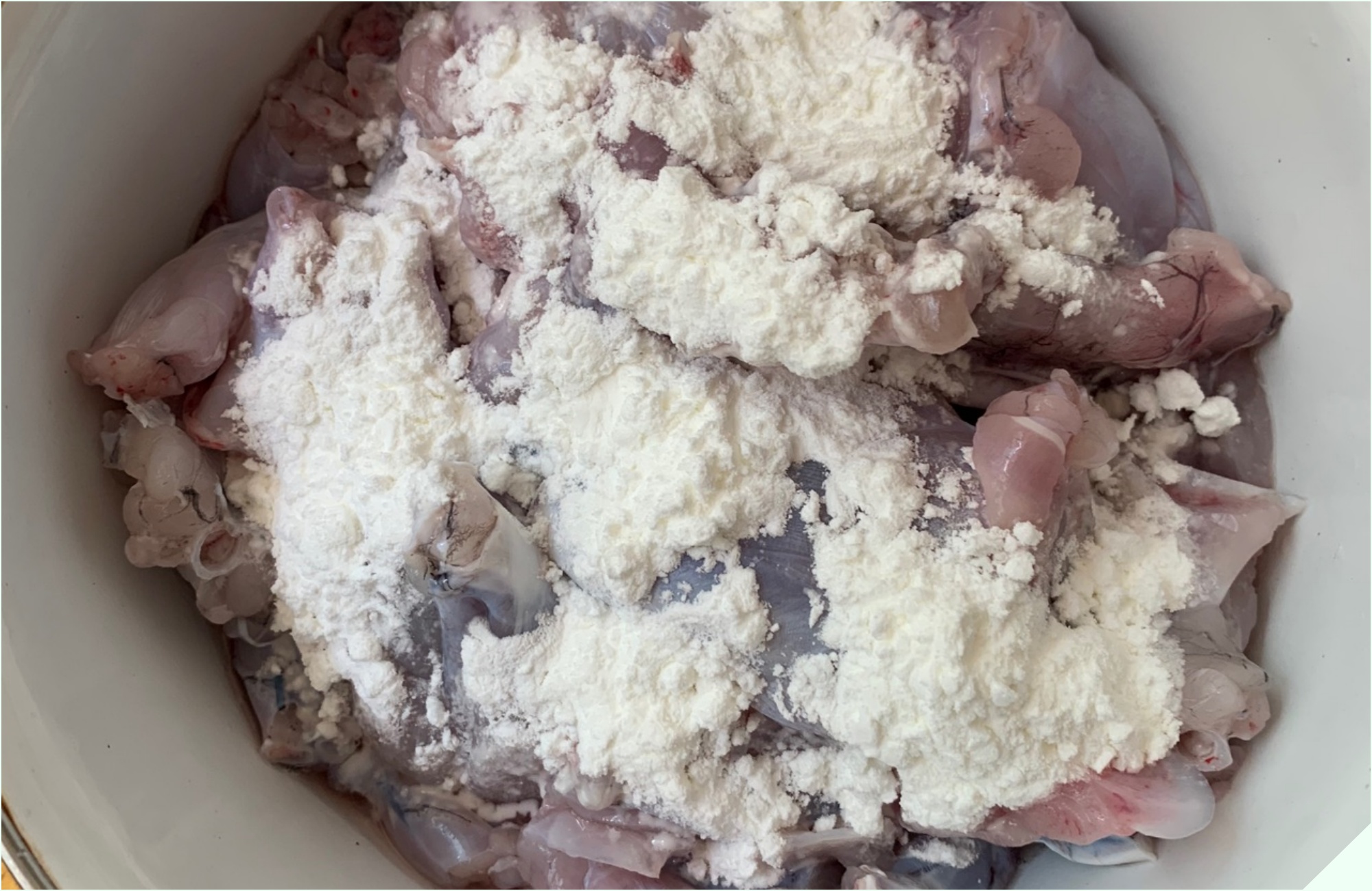 Đi chợ gặp loại thịt được ví như “vị thuốc mùa đông” mua về nấu cùng quả dài ngoằng thành món cay cay, lớn nhỏ - Ảnh 6.