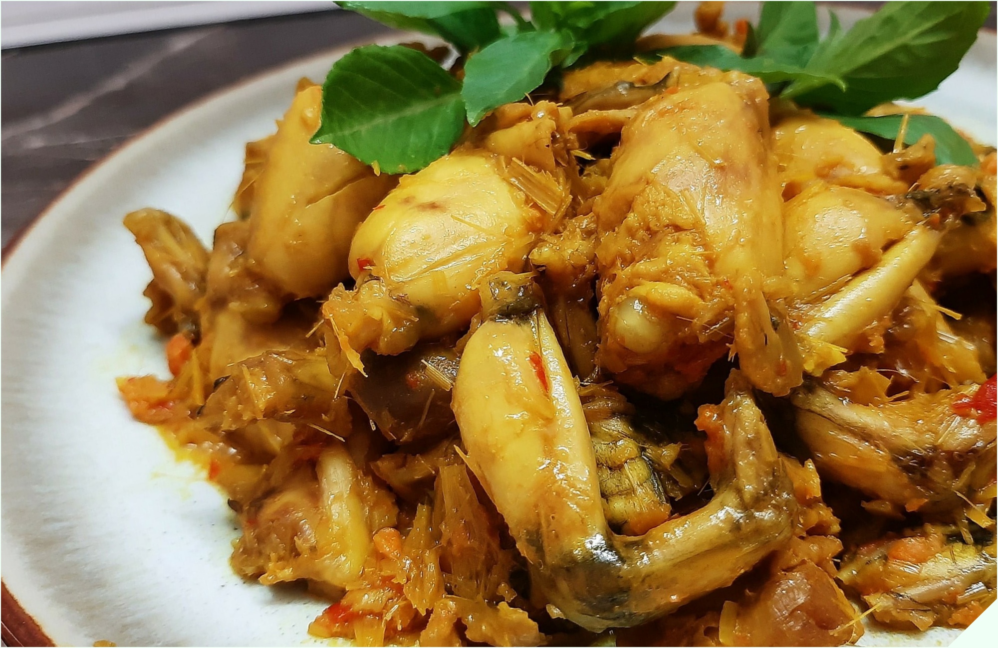 Đi chợ gặp loại thịt được ví như “vị thuốc mùa đông” mua về nấu cùng quả dài ngoằng thành món cay cay, lớn nhỏ - Ảnh 1.