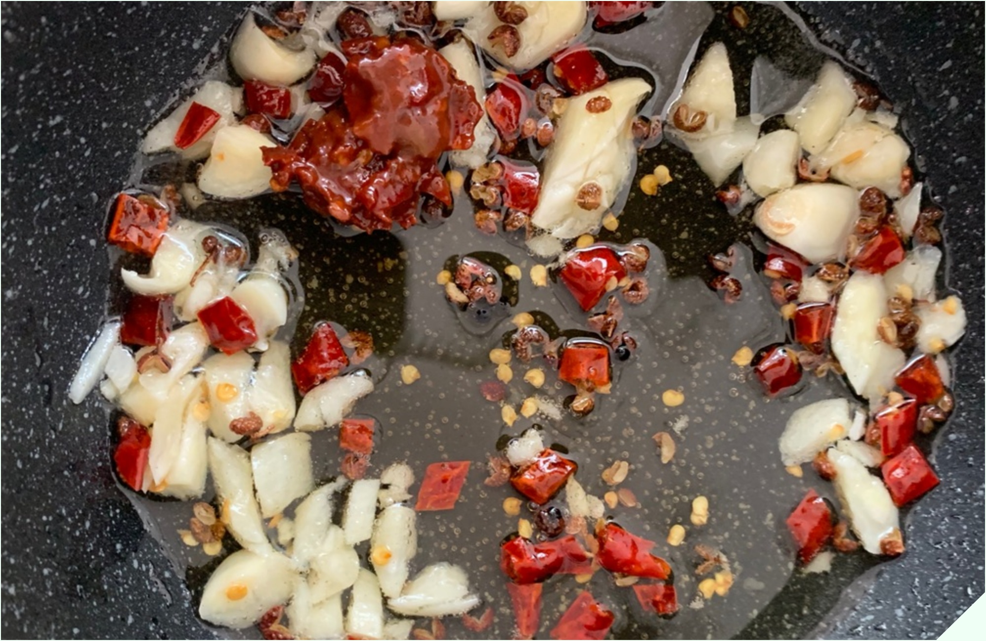 Đi chợ gặp loại thịt được ví như “vị thuốc mùa đông” mua về nấu cùng quả dài ngoằng thành món cay cay, lớn nhỏ - Ảnh 15.