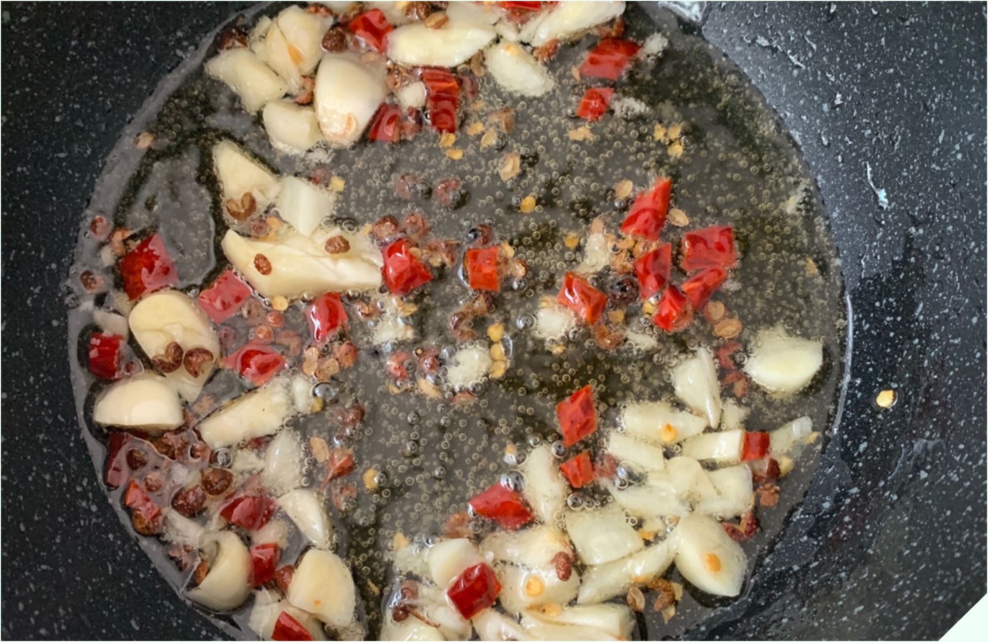 Đi chợ gặp loại thịt được ví như “vị thuốc mùa đông” mua về nấu cùng quả dài ngoằng thành món cay cay, lớn nhỏ - Ảnh 14.