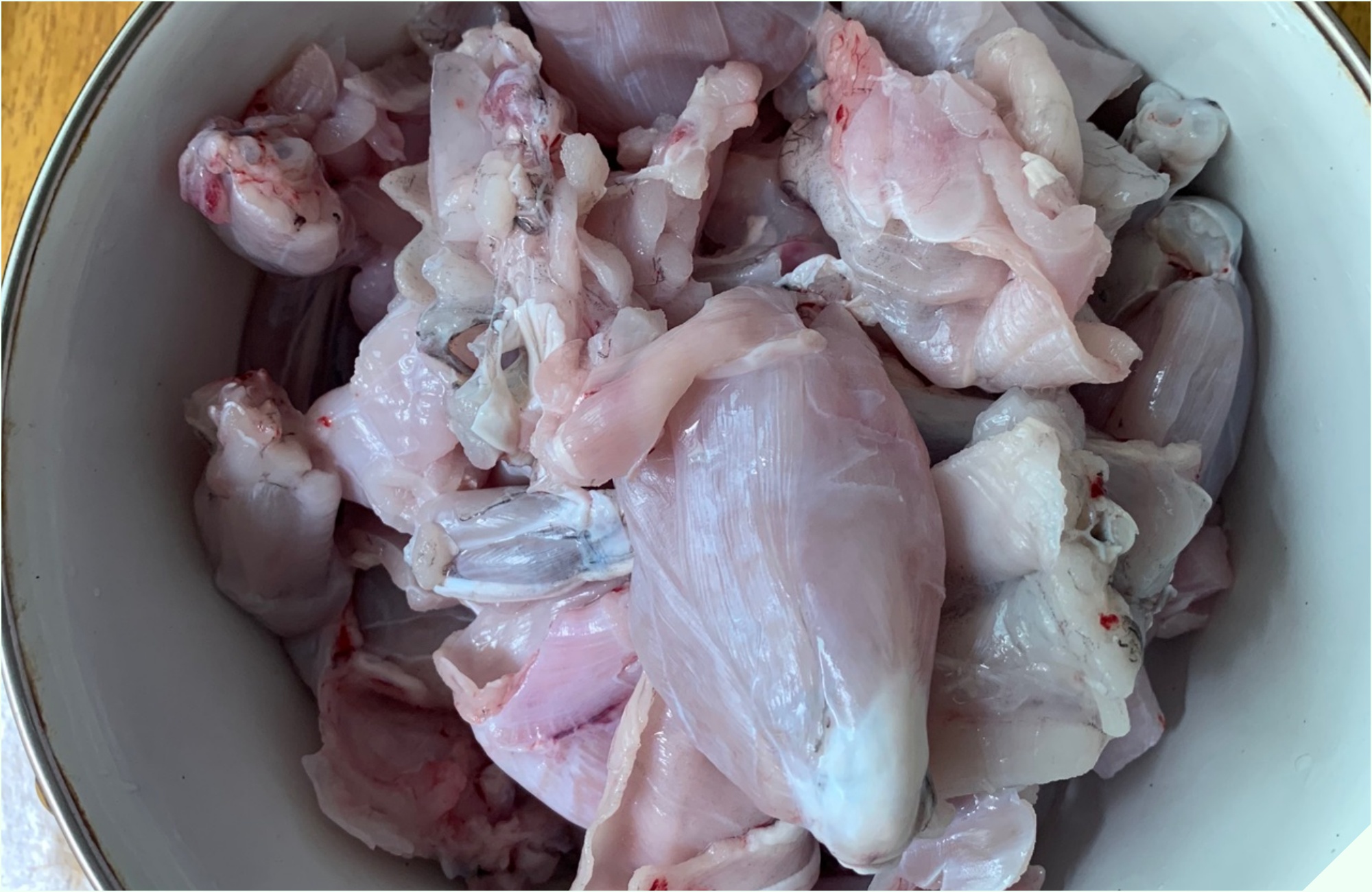 Đi chợ gặp loại thịt được ví như “vị thuốc mùa đông” mua về nấu cùng quả dài ngoằng thành món cay cay, lớn nhỏ - Ảnh 5.