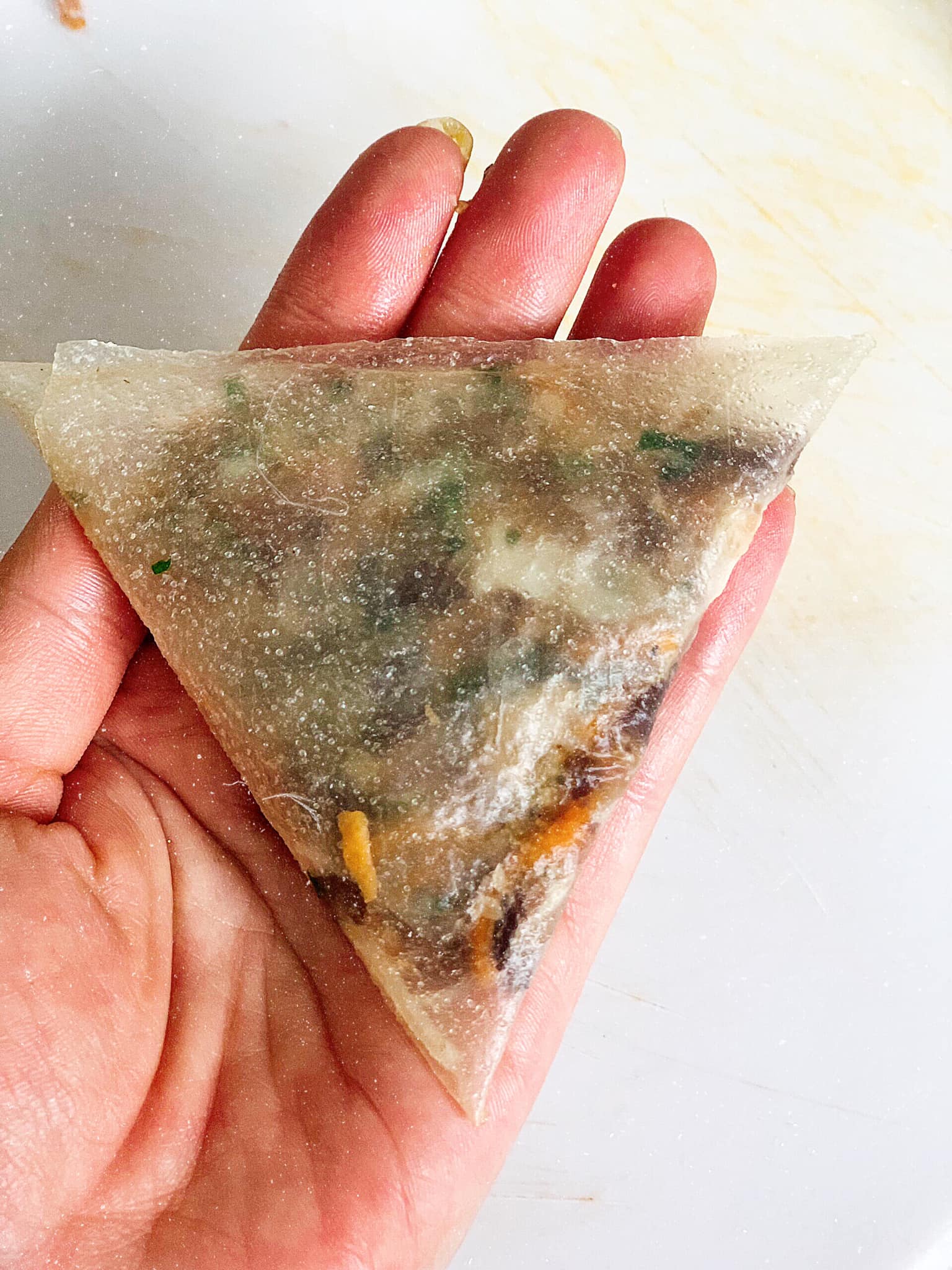 Bí quyết làm nem rán hình tam giác đẹp mắt cực dễ - Ảnh 7. Bí quyết làm nem rán hình tam giác đẹp mắt cực dễ - Ảnh 7.