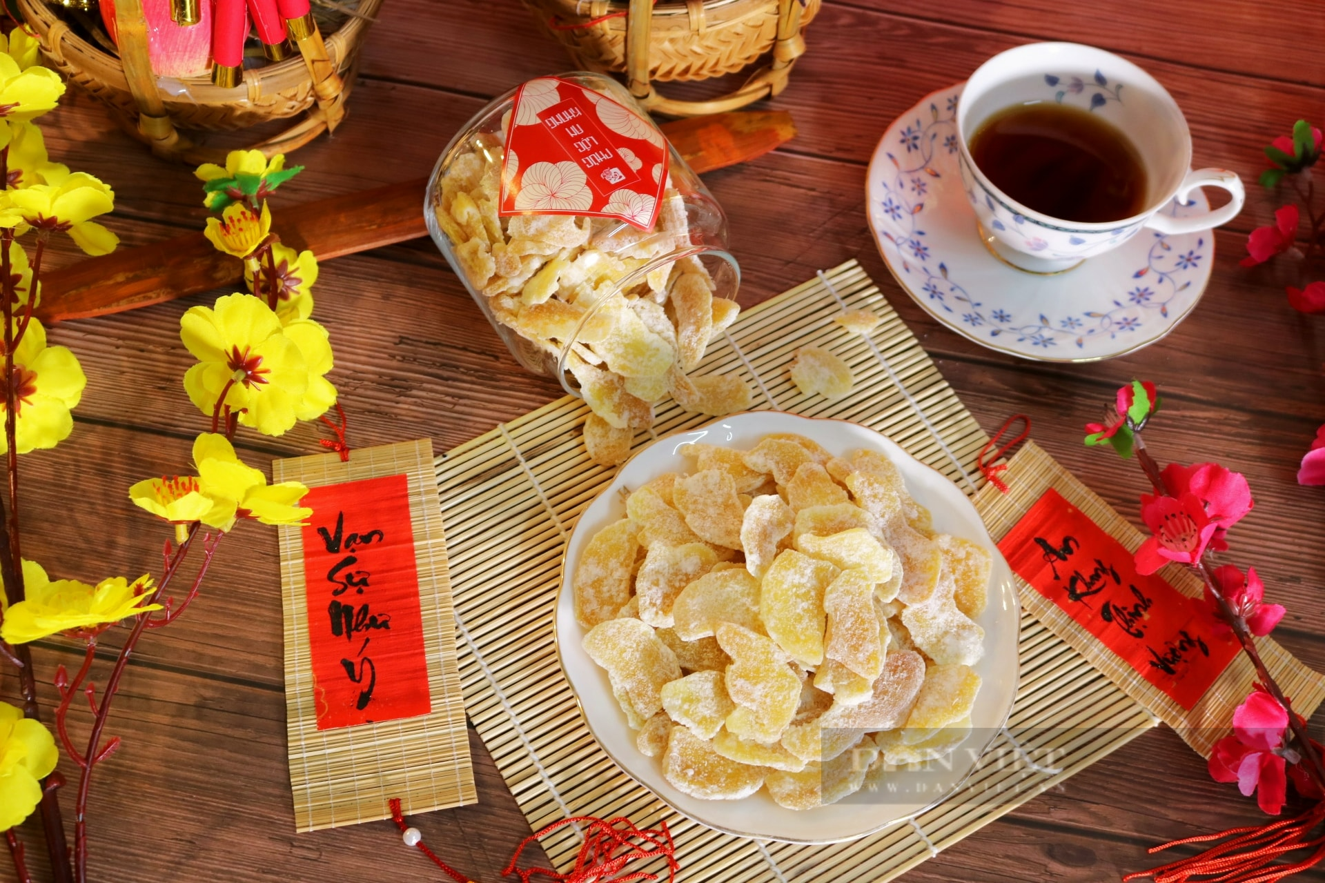 Làm mứt gừng nhớ cho vài giọt nước của loại quả này để thành phẩm lên màu đẹp, thơm ngọt dễ ăn - Ảnh 1.