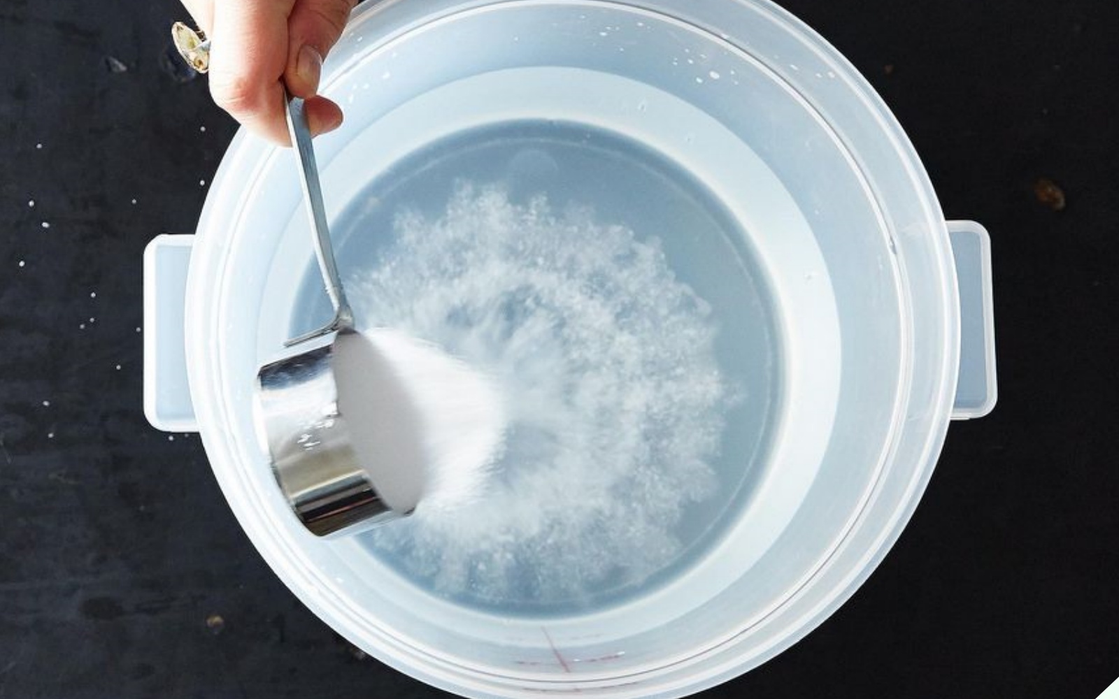 Thịt nướng vừa cứng vừa khô, cứ ngâm vào thứ nước rẻ tiền này lập tức mềm thơm, đầu bếp 5 sao cũng phải nể - Ảnh 1.