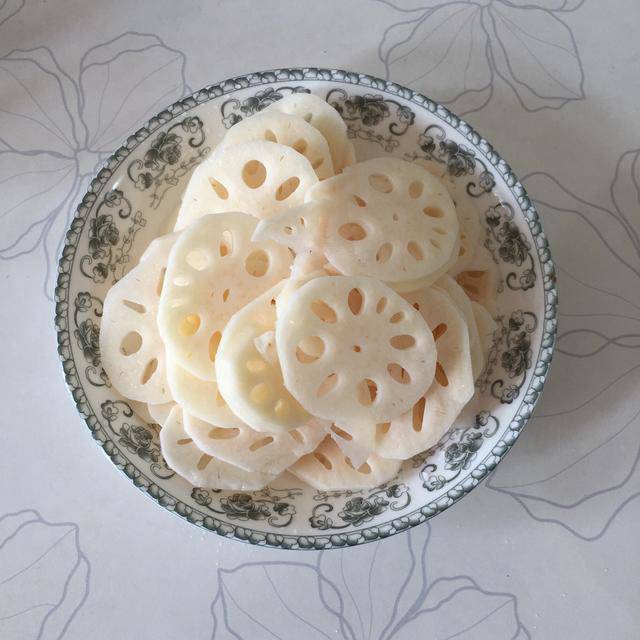 Xào củ sen cứ bị thâm đen hay dính chảo, nhớ thêm bước này miếng nào cũng trắng tinh - Ảnh 1. Xào củ sen cứ bị thâm đen hay dính chảo, nhớ thêm bước này miếng nào cũng trắng tinh - Ảnh 1.