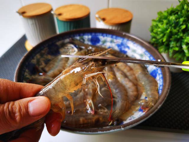 Luộc tôm dùng nước gì mới chuẩn, luộc bao lâu thì ngon? Nhiều người làm sai khiến tôm mất vị - Ảnh 2. Luộc tôm dùng nước gì mới chuẩn, luộc bao lâu thì ngon? Nhiều người làm sai khiến tôm mất vị - Ảnh 2.