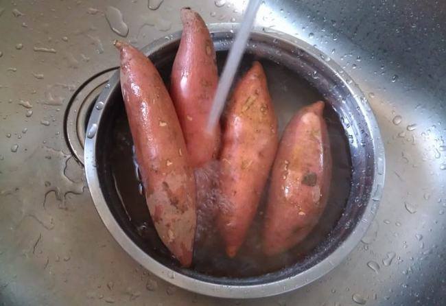 Hấp khoai đừng cho ngay vào nồi, thêm 2 bước nữa khoai mới ngọt, bùi - Ảnh 1.