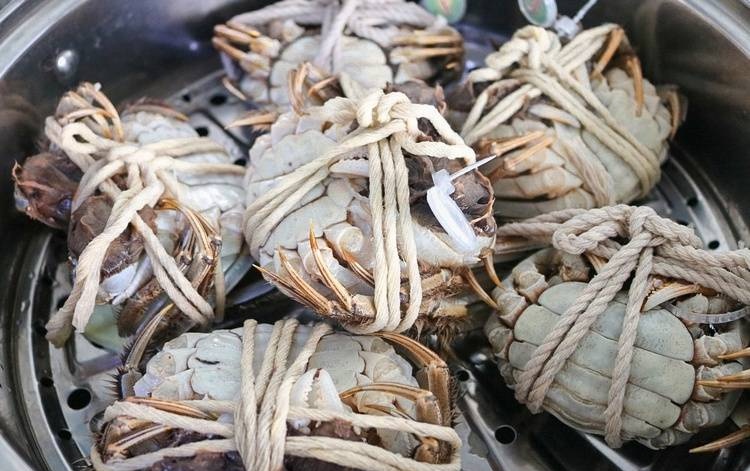Hấp cua, nhiều người làm sai 1 bước bảo sao của chảy hết nước ngọt ra ngoài, kém ngon - Ảnh 1. Hấp cua, nhiều người làm sai 1 bước bảo sao của chảy hết nước ngọt ra ngoài, kém ngon - Ảnh 1.
