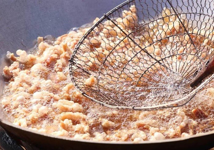 Rán mỡ lợn phải cho thứ này, đầu bếp lý giải 3 lý do khiến ai cũng làm theo ngay - Ảnh 1.