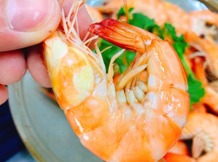 Luộc tôm đừng cho gừng và giấm, làm điều này như đầu bếp, tôm ngon ngọt lại thơm - Ảnh 1.