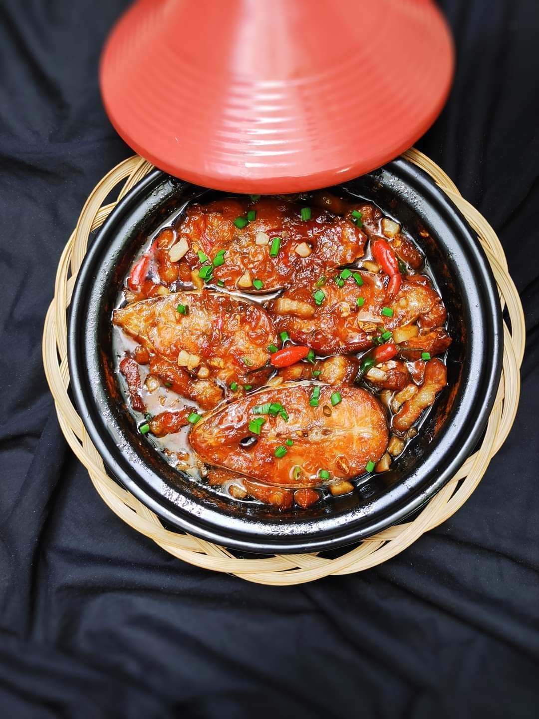 Nấu cá kho tộ đúng chuẩn, lên màu đẹp, thịt thơm ngon - Ảnh 2.