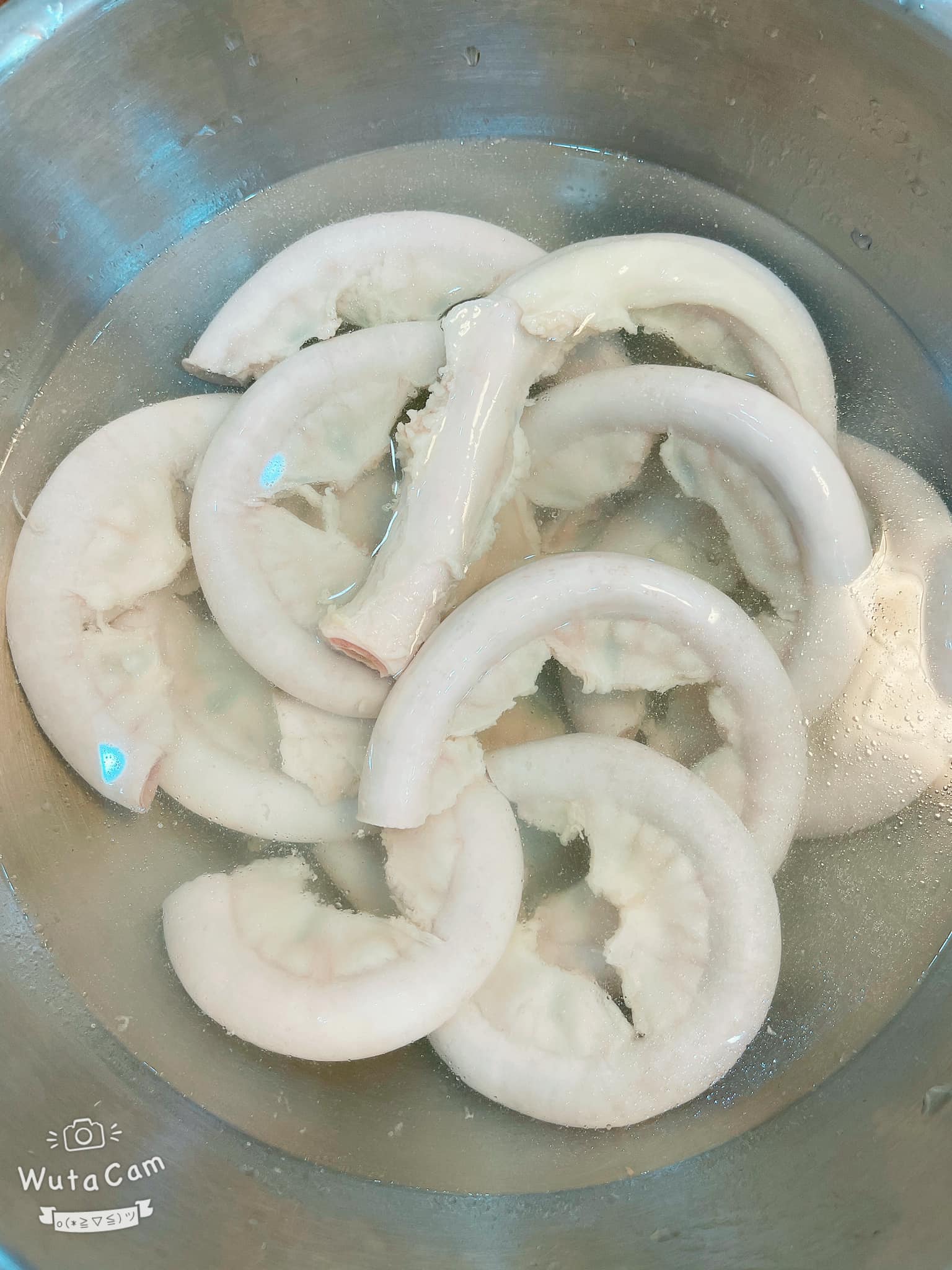 Lòng heo luộc muốn vừa trắng lại vừa giòn thì phải bỏ túi ngay bí quyết này nha chị em! - Ảnh 2. Lòng heo luộc muốn vừa trắng lại vừa giòn thì phải bỏ túi ngay bí quyết này nha chị em! - Ảnh 2.