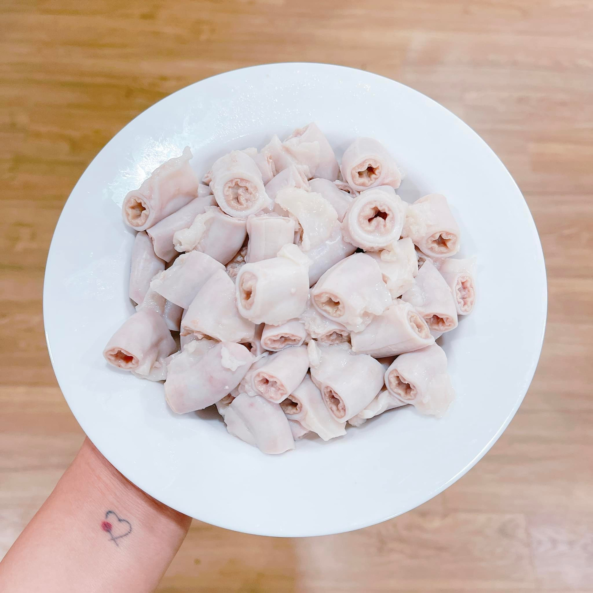 Lòng heo luộc muốn vừa trắng lại vừa giòn thì phải bỏ túi ngay bí quyết này nha chị em! - Ảnh 1. Lòng heo luộc muốn vừa trắng lại vừa giòn thì phải bỏ túi ngay bí quyết này nha chị em! - Ảnh 1.
