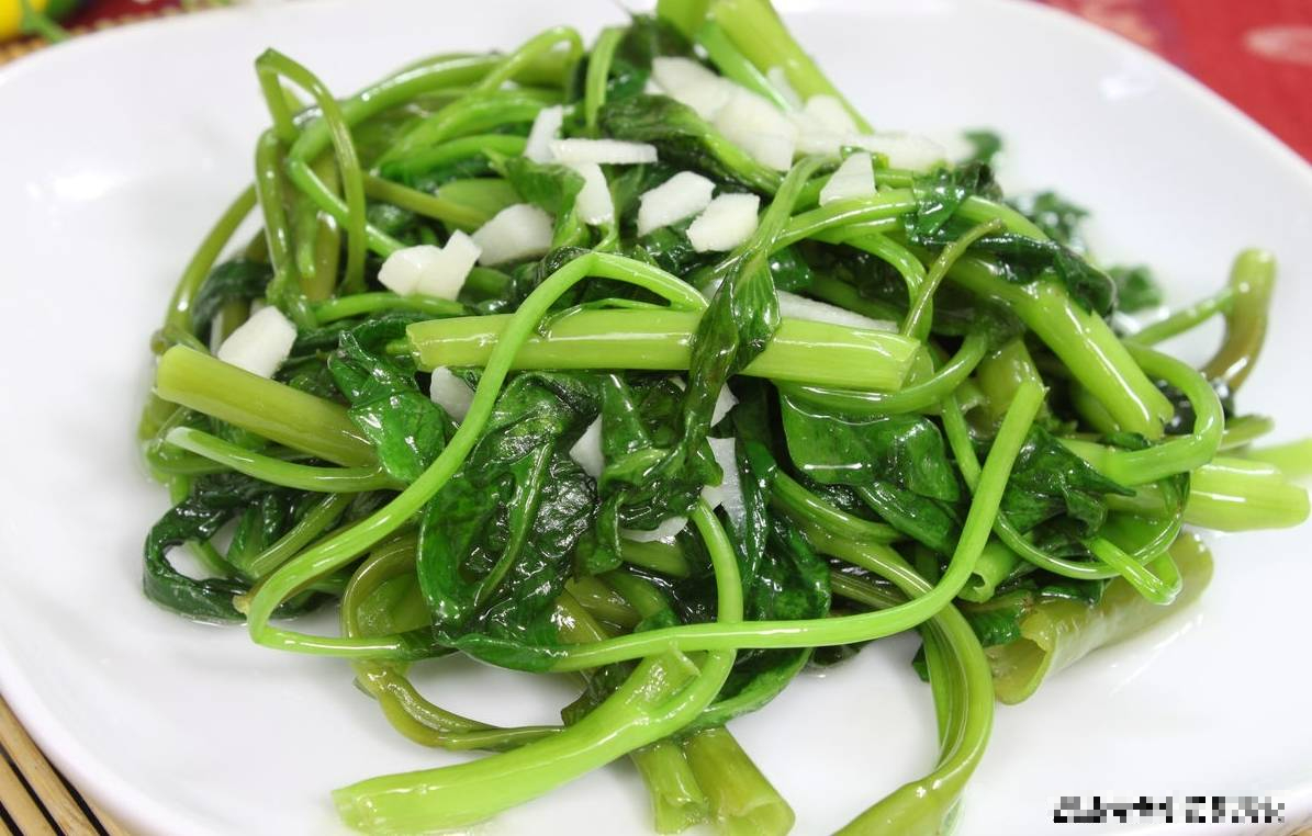 Xào rau muống muốn xanh mướt, giòn ngọt hãy thêm 1 bước này - Ảnh 1.