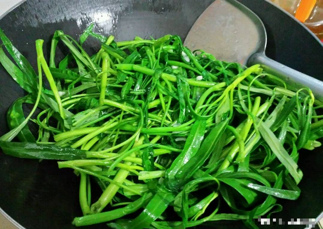 Xào rau muống muốn xanh mướt, giòn ngọt hãy thêm 1 bước này - Ảnh 3.