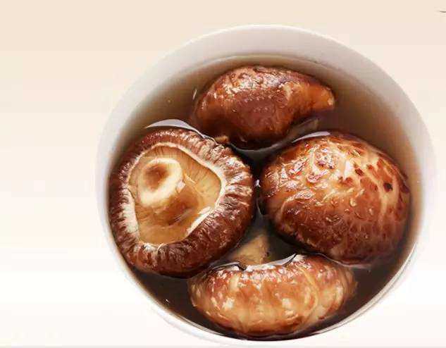 Ngâm nấm hương đừng chỉ dùng nước, thêm nguyên liệu này vài phút nở mềm ngay - Ảnh 2.