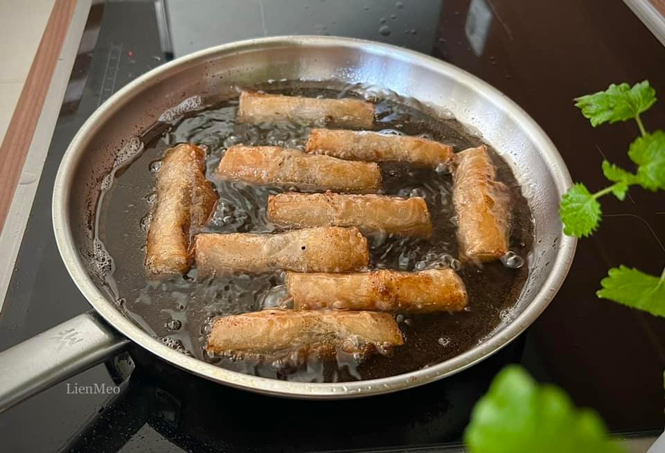 Muốn rán nem giòn rụm, vàng ươm nhất định phải biết những mẹo nhỏ này - Ảnh 5.