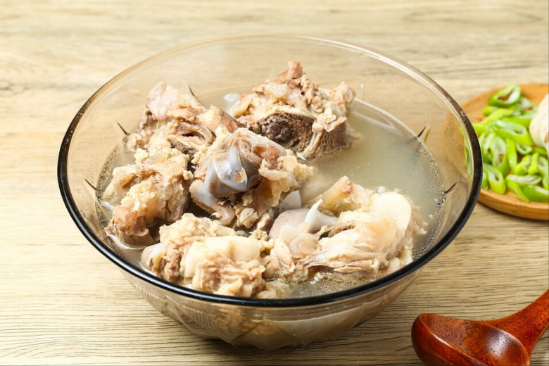 Hầm xương, nhất định phải cho 3 gia vị này nước càng trong, thơm, không béo - Ảnh 4.