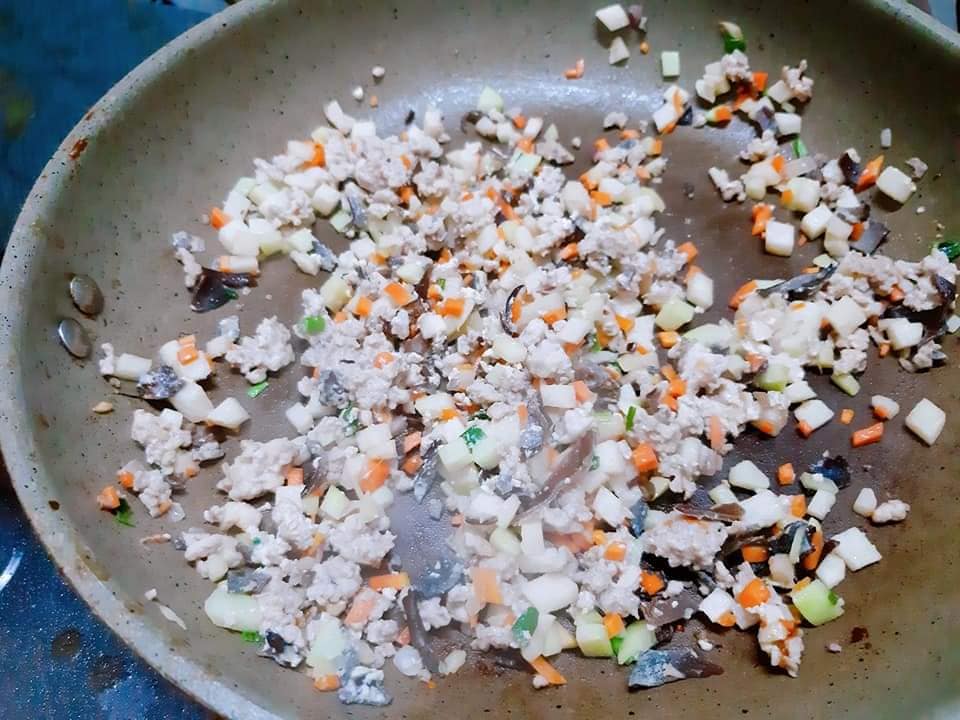 Gợi ý 2 món ăn tạo hình hoa hồng làm quà 8/3 ý nghĩa - Ảnh 9.