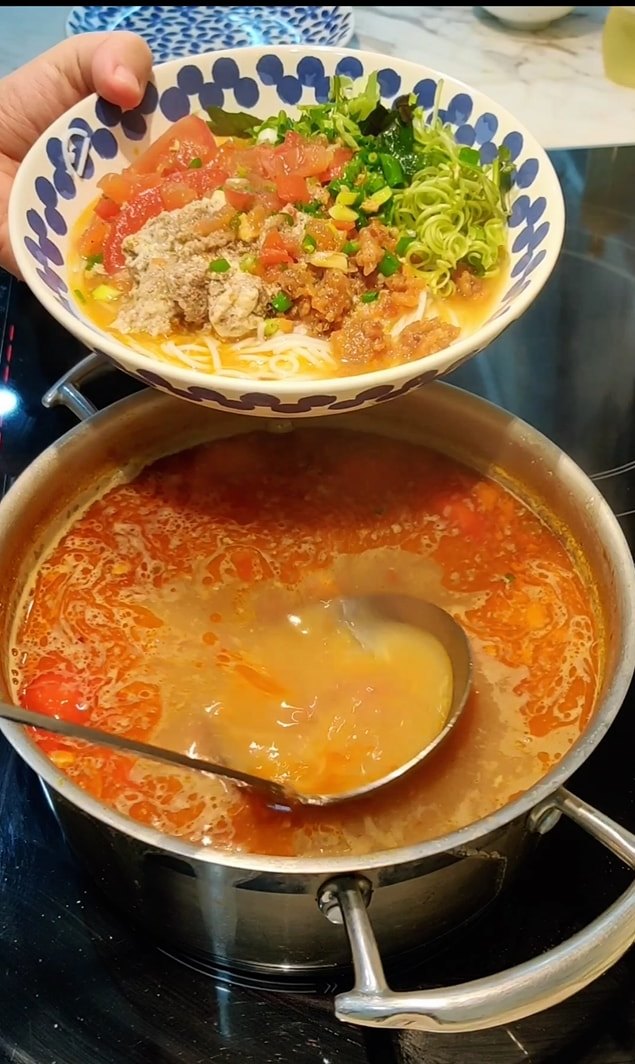Mách bạn cách làm món bún riêu cua sung tóp mỡ kiểu Nam Định ngon nhức nách - Ảnh 5.