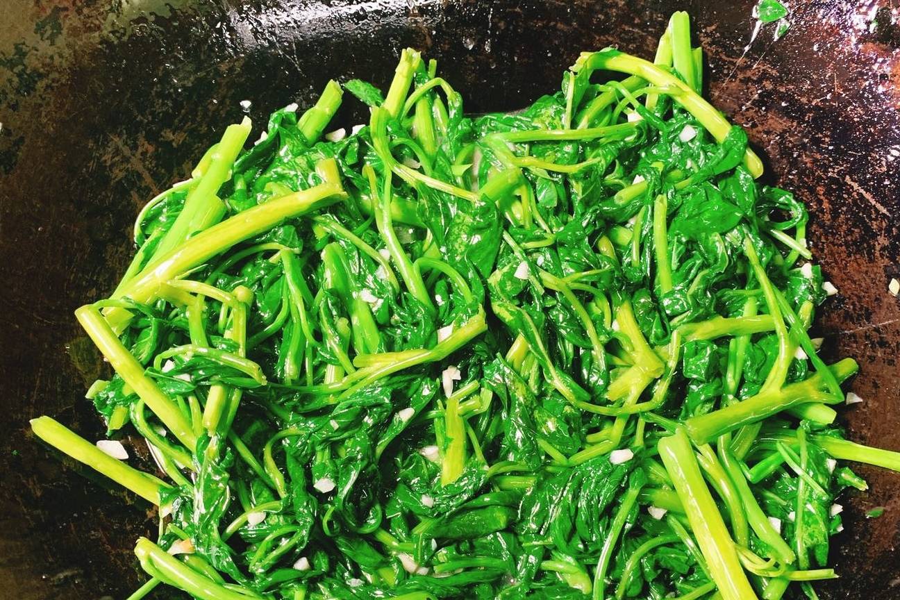 Xào rau muống bị thâm đen? Khi rửa rau hãy cho thêm 1 thứ này, đảm bảo rau xào xanh bóng - Ảnh 4. Xào rau muống bị thâm đen? Khi rửa rau hãy cho thêm 1 thứ này, đảm bảo rau xào xanh bóng - Ảnh 4.