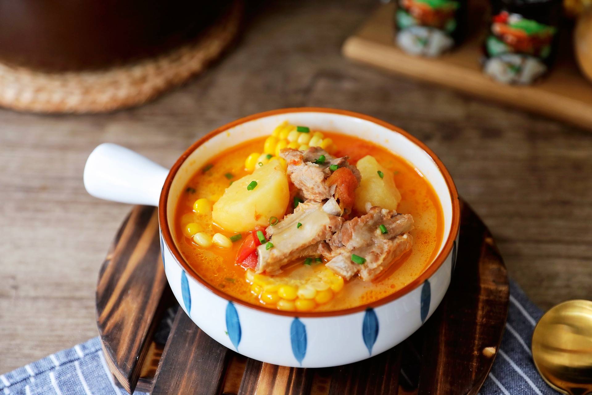 Hầm xương theo cách này, nước canh không dầu mỡ còn thơm ngon tuyệt vời - Ảnh 1.