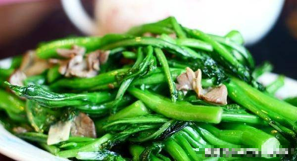 Đầu bếp lâu năm chỉ 3 mẹo giúp xào rau xanh mướt, không bị ra nước - Ảnh 1.
