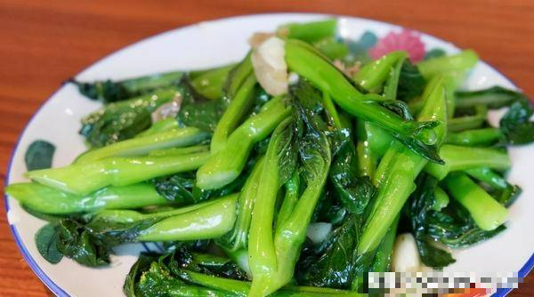 Đầu bếp lâu năm chỉ 3 mẹo giúp xào rau xanh mướt, không bị ra nước - Ảnh 2.