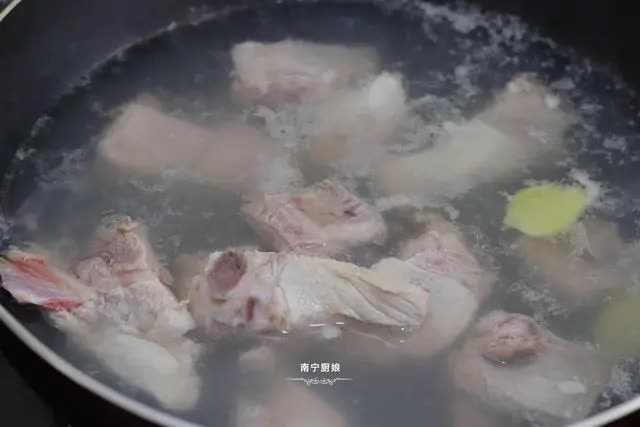 Khi hầm sườn, nhớ đừng cho 3 loại gia vị này vào, canh có mùi vị lạ, không thơm - Ảnh 3.