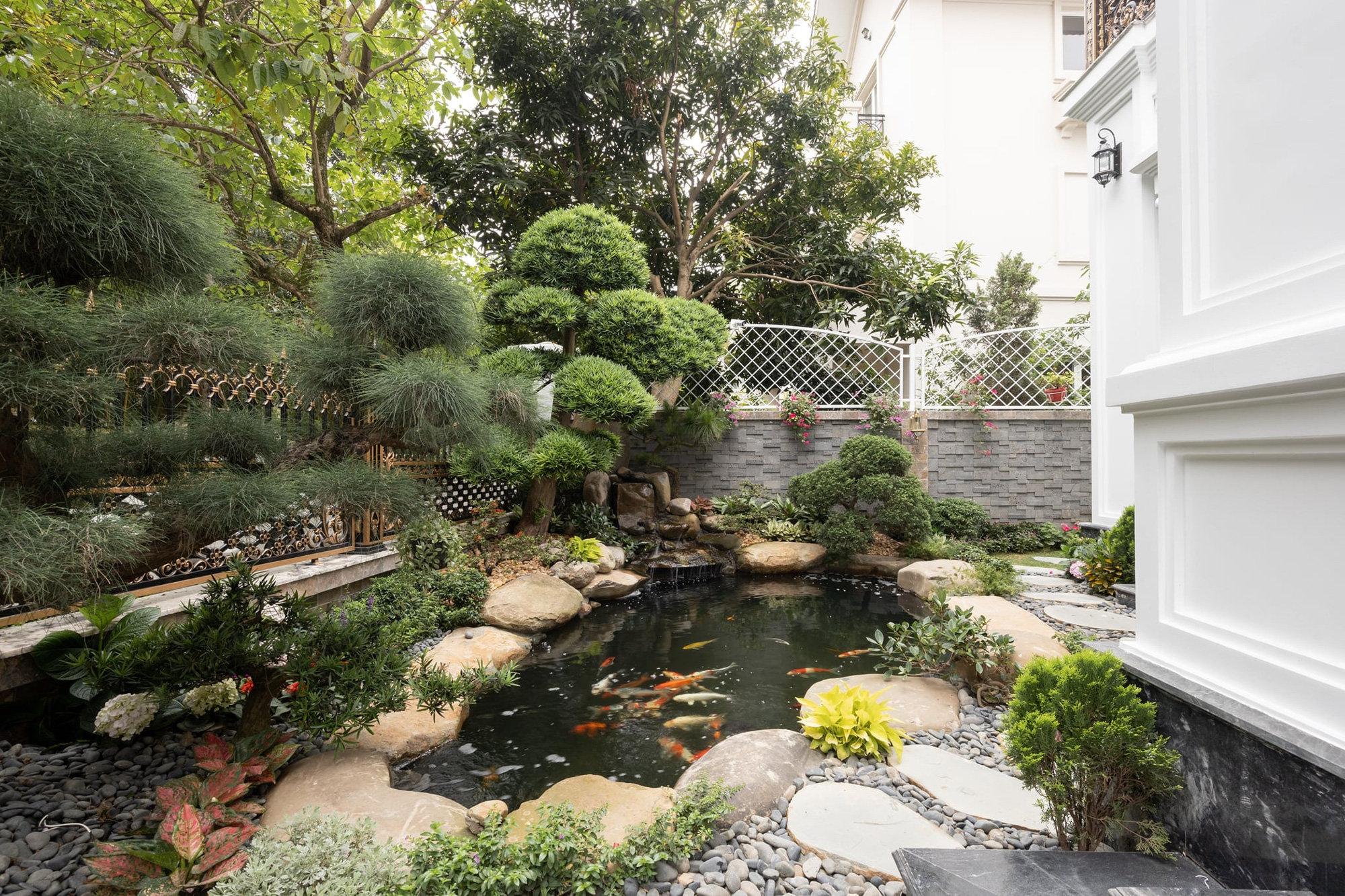 Nhà đẹp: Sửng sốt trước siêu phẩm biệt thự rộng 500m2, trị giá 250 tỷ đồng tại khu Vip nhất Vinhomes Riverside - Ảnh 2.