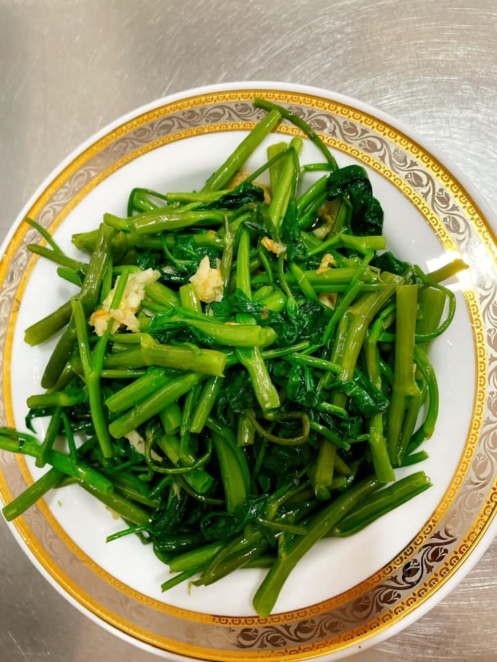 Xào rau đừng cho vào chảo ngay mà thêm bước này đảm bảo xanh giòn - Ảnh 1.