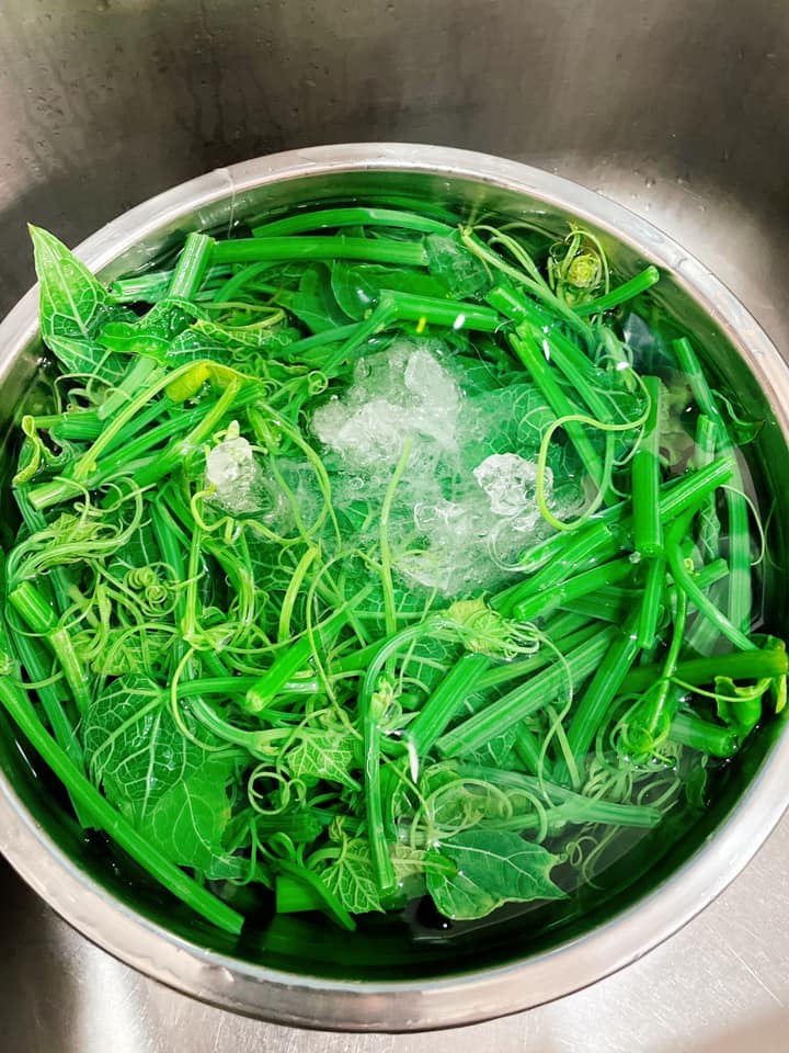 Xào rau đừng cho vào chảo ngay mà thêm bước này đảm bảo xanh giòn - Ảnh 2.