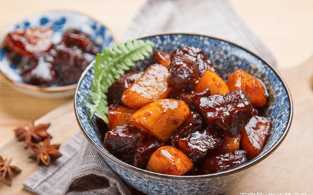 Hầm thịt bò có nên ướp muối trước? Làm đúng cách, thịt bò mềm, không hôi, thơm đậm đà - Ảnh 1.